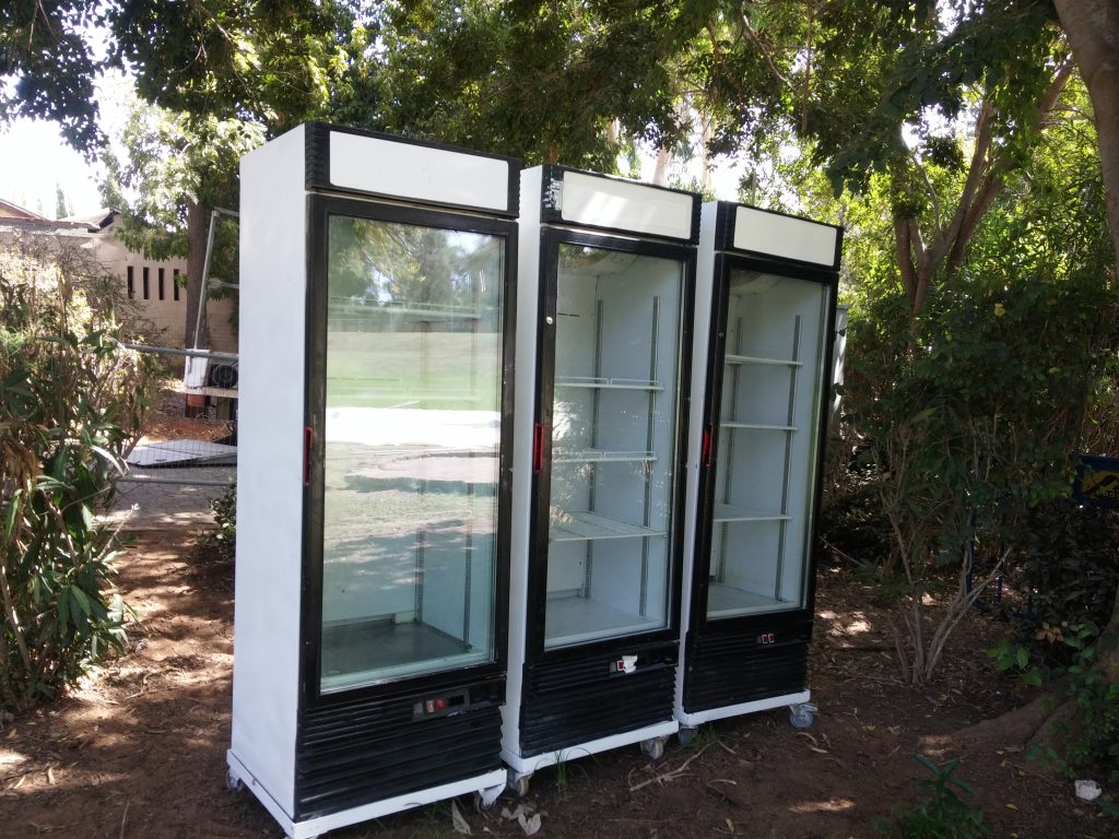 מקפיא ויטרינה עומד